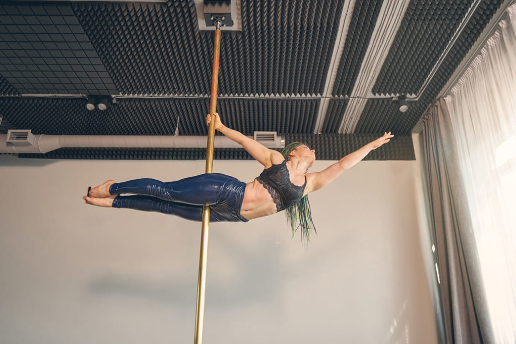 Wykonywanie skomplikowanych akrobacji w Pole Dance jest obarczone urazami, można jednak im zapobiec lub zminimalizować stosując systematycznie suplement kolagenowy. 