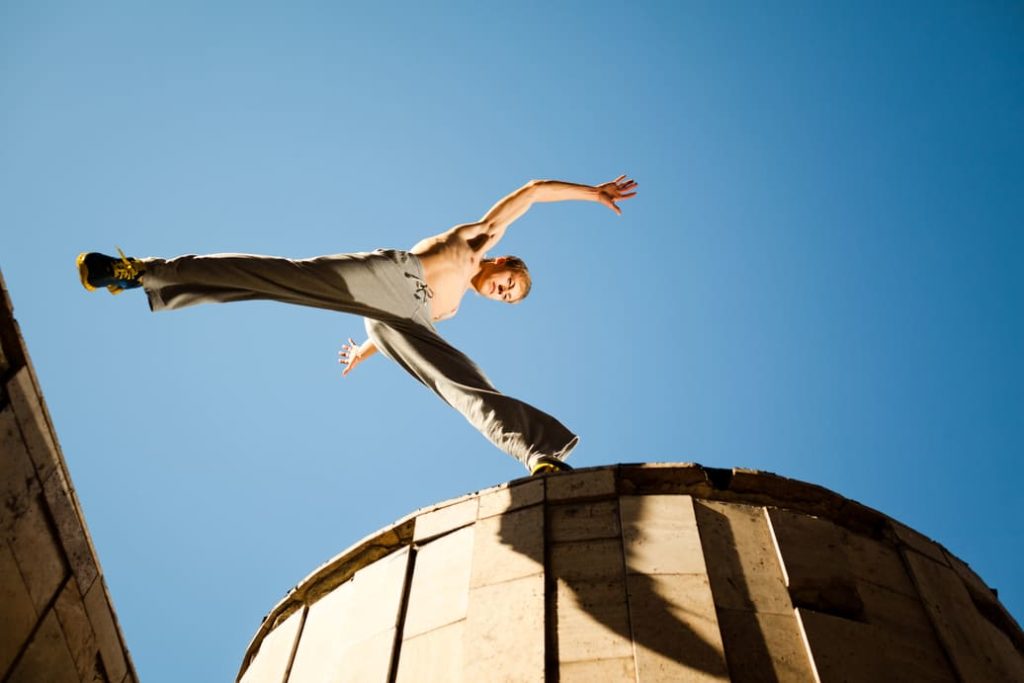 Parkour wymaga elastyczności i wytrzymałości stawów, dlatego planując uprawianie tego sportu trzeba je odpowiednio przygotować stosując kolagen.